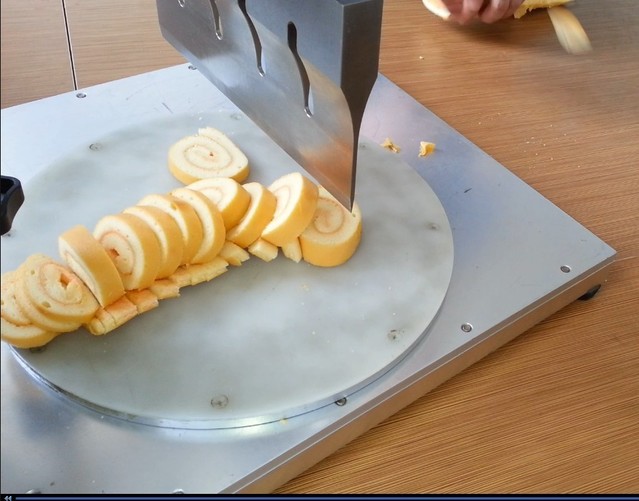 Cortador ultra-sônico se torna uma ferramenta para corte de bolo