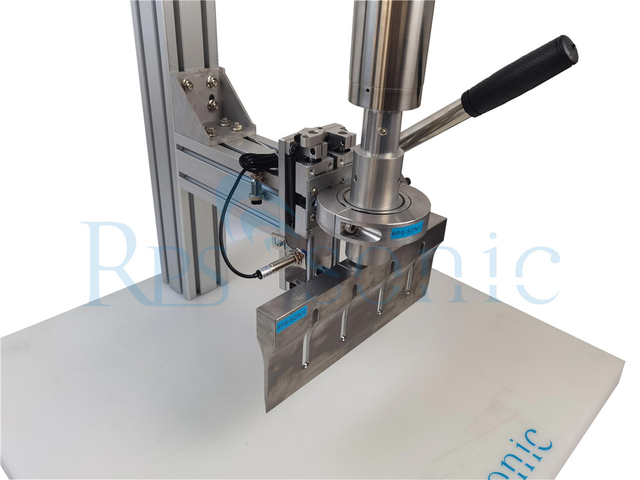 Equipamento ultrassônico de corte e fatiamento para queijos e carnes